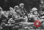 Standbild Deutsche SS (Schutzstaffel) mit dem Tod (Totenkopf) Insignia Frankreich, 1944, aus Sekunde 22 historischem Filmmaterial Videoclip 65675078952