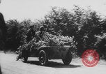 Standbild Deutsche SS (Schutzstaffel) mit dem Tod (Totenkopf) Insignia Frankreich, 1944, aus Sekunde 27 historischem Filmmaterial Videoclip 65675078952