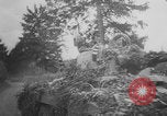 Standbild Deutsche SS (Schutzstaffel) mit dem Tod (Totenkopf) Insignia Frankreich, 1944, aus Sekunde 30 historischem Filmmaterial Videoclip 65675078952