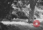 Standbild Deutsche SS (Schutzstaffel) mit dem Tod (Totenkopf) Insignia Frankreich, 1944, aus Sekunde 34 historischem Filmmaterial Videoclip 65675078952