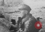 Standbild Deutsche SS (Schutzstaffel) mit dem Tod (Totenkopf) Insignia Frankreich, 1944, aus Sekunde 51 historischem Filmmaterial Videoclip 65675078952