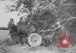 Standbild Deutsche SS (Schutzstaffel) mit dem Tod (Totenkopf) Insignia Frankreich, 1944, aus Sekunde 54 historischem Filmmaterial Videoclip 65675078952