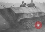 Standbild Die deutschen Truppen kämpfen Alliierten in der Normandie im August 1944 Frankreich, 1944, aus Sekunde 8 historischem Filmmaterial Videoclip 65675078954
