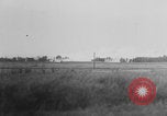 Standbild Die deutschen Truppen kämpfen Alliierten in der Normandie im August 1944 Frankreich, 1944, aus Sekunde 12 historischem Filmmaterial Videoclip 65675078954