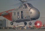 Standbild Sikorsky H-19 Chickasaw Hubschrauber fliegen Keflavik Reykjanes Island, 1956, aus Sekunde 24 historischem Filmmaterial Videoclip 65675078962