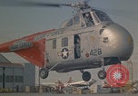 Standbild Sikorsky H-19 Chickasaw Hubschrauber fliegen Keflavik Reykjanes Island, 1956, aus Sekunde 27 historischem Filmmaterial Videoclip 65675078962