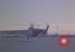 Standbild Sikorsky H-19 Chickasaw Hubschrauber fliegen Keflavik Reykjanes Island, 1956, aus Sekunde 32 historischem Filmmaterial Videoclip 65675078962