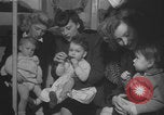 Immagine di Guerra britannico Spose in Viaggio per gli Stati Uniti New York City USA, 1946, secondo 13 filmato di repertorio 65675078991