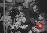 Immagine di Guerra britannico Spose in Viaggio per gli Stati Uniti New York City USA, 1946, secondo 14 filmato di repertorio 65675078991
