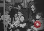Immagine di Guerra britannico Spose in Viaggio per gli Stati Uniti New York City USA, 1946, secondo 15 filmato di repertorio 65675078991