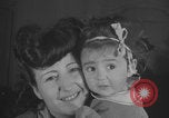 Immagine di Guerra britannico Spose in Viaggio per gli Stati Uniti New York City USA, 1946, secondo 16 filmato di repertorio 65675078991