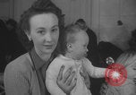 Immagine di Guerra britannico Spose in Viaggio per gli Stati Uniti New York City USA, 1946, secondo 19 filmato di repertorio 65675078991