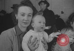 Immagine di Guerra britannico Spose in Viaggio per gli Stati Uniti New York City USA, 1946, secondo 20 filmato di repertorio 65675078991