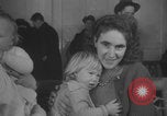 Immagine di Guerra britannico Spose in Viaggio per gli Stati Uniti New York City USA, 1946, secondo 24 filmato di repertorio 65675078991