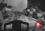 Immagine di Guerra britannico Spose in Viaggio per gli Stati Uniti New York City USA, 1946, secondo 26 filmato di repertorio 65675078991