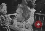 Immagine di Guerra britannico Spose in Viaggio per gli Stati Uniti New York City USA, 1946, secondo 29 filmato di repertorio 65675078991