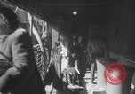 Immagine di Guerra britannico Spose in Viaggio per gli Stati Uniti New York City USA, 1946, secondo 42 filmato di repertorio 65675078991