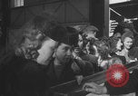 Immagine di Guerra britannico Spose in Viaggio per gli Stati Uniti New York City USA, 1946, secondo 52 filmato di repertorio 65675078991
