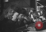 Immagine di Guerra britannico Spose in Viaggio per gli Stati Uniti New York City USA, 1946, secondo 53 filmato di repertorio 65675078991