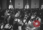 Immagine di Guerra britannico Spose in Viaggio per gli Stati Uniti New York City USA, 1946, secondo 58 filmato di repertorio 65675078991