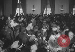 Immagine di Guerra britannico Spose in Viaggio per gli Stati Uniti New York City USA, 1946, secondo 59 filmato di repertorio 65675078991