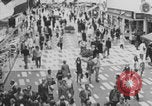 Immagine di Affollata strada commerciale Finlandia, 1971, secondo 5 filmato di repertorio 65675079019
