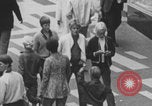 Immagine di Affollata strada commerciale Finlandia, 1971, secondo 7 filmato di repertorio 65675079019