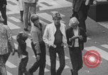 Immagine di Affollata strada commerciale Finlandia, 1971, secondo 8 filmato di repertorio 65675079019