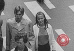 Immagine di Affollata strada commerciale Finlandia, 1971, secondo 10 filmato di repertorio 65675079019
