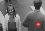 Immagine di Affollata strada commerciale Finlandia, 1971, secondo 12 filmato di repertorio 65675079019