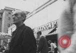 Immagine di Affollata strada commerciale Finlandia, 1971, secondo 13 filmato di repertorio 65675079019