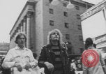 Immagine di Affollata strada commerciale Finlandia, 1971, secondo 14 filmato di repertorio 65675079019