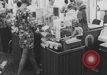 Immagine di Affollata strada commerciale Finlandia, 1971, secondo 15 filmato di repertorio 65675079019