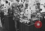 Immagine di Affollata strada commerciale Finlandia, 1971, secondo 16 filmato di repertorio 65675079019