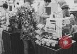 Immagine di Affollata strada commerciale Finlandia, 1971, secondo 17 filmato di repertorio 65675079019