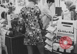 Immagine di Affollata strada commerciale Finlandia, 1971, secondo 18 filmato di repertorio 65675079019