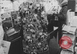 Immagine di Affollata strada commerciale Finlandia, 1971, secondo 20 filmato di repertorio 65675079019