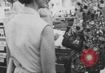 Immagine di Affollata strada commerciale Finlandia, 1971, secondo 21 filmato di repertorio 65675079019