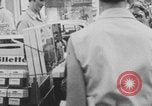 Immagine di Affollata strada commerciale Finlandia, 1971, secondo 22 filmato di repertorio 65675079019