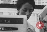 Immagine di Affollata strada commerciale Finlandia, 1971, secondo 27 filmato di repertorio 65675079019