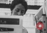Immagine di Affollata strada commerciale Finlandia, 1971, secondo 29 filmato di repertorio 65675079019
