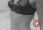 Standbild Französische Bikini Model Paris Frankreich, 1971, aus Sekunde 9 historischem Filmmaterial Videoclip 65675079026