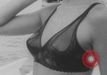 Standbild Französische Bikini Model Paris Frankreich, 1971, aus Sekunde 10 historischem Filmmaterial Videoclip 65675079026