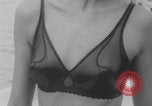 Standbild Französische Bikini Model Paris Frankreich, 1971, aus Sekunde 11 historischem Filmmaterial Videoclip 65675079026