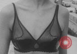 Standbild Französische Bikini Model Paris Frankreich, 1971, aus Sekunde 12 historischem Filmmaterial Videoclip 65675079026
