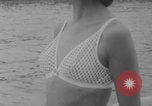 Standbild Französische Bikini Model Paris Frankreich, 1971, aus Sekunde 26 historischem Filmmaterial Videoclip 65675079026