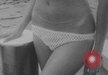 Standbild Französische Bikini Model Paris Frankreich, 1971, aus Sekunde 27 historischem Filmmaterial Videoclip 65675079026