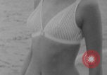 Standbild Französische Bikini Model Paris Frankreich, 1971, aus Sekunde 31 historischem Filmmaterial Videoclip 65675079026