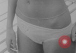 Standbild Französische Bikini Model Paris Frankreich, 1971, aus Sekunde 37 historischem Filmmaterial Videoclip 65675079026