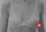 Standbild Französische Bikini Model Paris Frankreich, 1971, aus Sekunde 39 historischem Filmmaterial Videoclip 65675079026